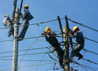 亚洲电工爬高，在电线杆上工作