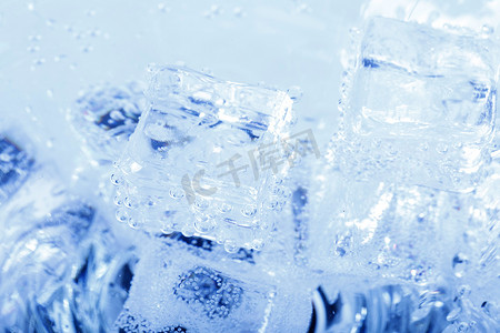 透明气泡摄影照片_背景与苏打水里的冰块