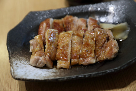 古代烧饭摄影照片_日本料理，木质背景的鸡肉照烧饭