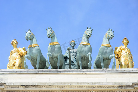 浮宫雕塑摄影照片_卢浮凯旋门卡鲁塞尔顶部