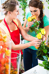 卖玫瑰花束给顾客的卖花女