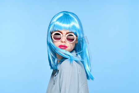 假发摄影照片_戴着太阳镜的开朗女人蓝色假发魅力模型