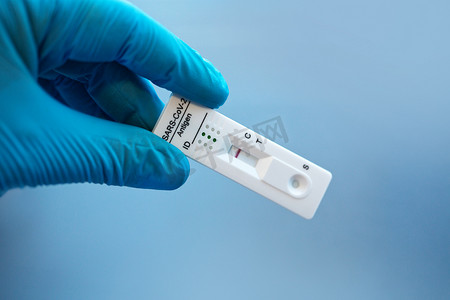 使用 COVID-19 快速检测设备得出阴性检测结果。