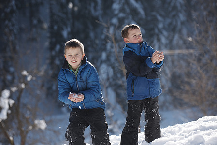 孩子们玩新鲜的雪