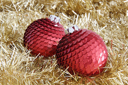 金色金属丝上的两个红色圣诞小玩意