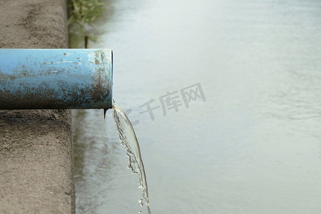 水从管道末端流出的下水道。