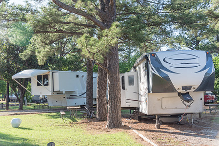 美国达拉斯摄影照片_德克萨斯州达拉斯附近的休闲车房车和露营车公园
