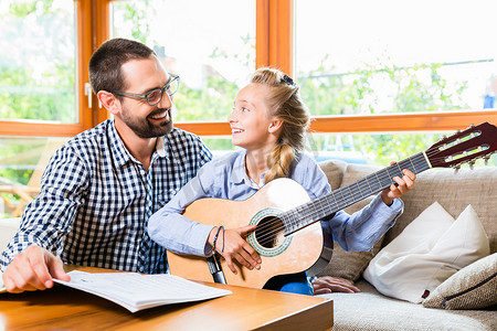 父亲和女儿学习弹吉他