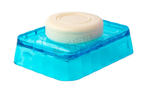 在白色背景上隔离的盘子上的新肥皂