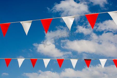 节日庆祝装饰摄影照片_五颜六色的三角旗作为狂欢节、假日或者节日概念