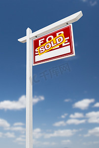 右向出售房地产标志在蓝天上与 C
