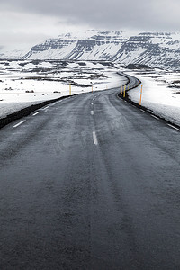 下雪路摄影照片_冰岛冬季景观路