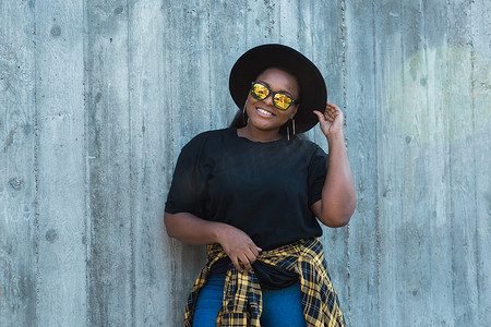 夏季户外广告摄影照片_特写肖像时尚的年轻非洲裔美国女孩，头发卷曲，戴着时髦的太阳镜，在城市里有复制空间和广告场所-夏季嬉皮士照片与 instagram 风格