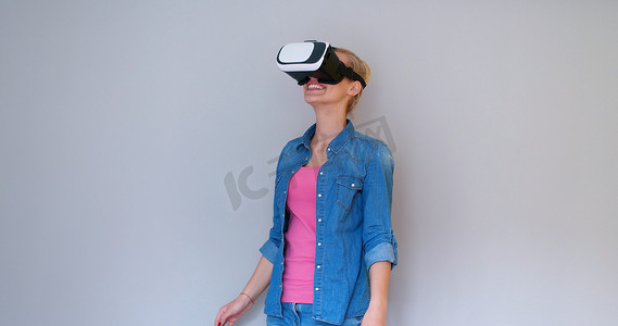 虚拟现实现实摄影照片_使用虚拟现实 VR 耳机眼镜的女孩