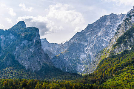德国巴伐利亚贝希特斯加登国家公园 Koenigssee、Konigsee、阿尔卑斯山脉覆盖着森林