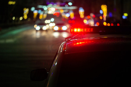 城市夜间警车灯有选择性聚焦和散景