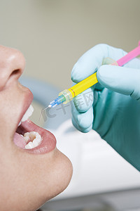 女性患者牙齿注射治疗的特写