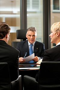客户心理摄影照片_律师或公证人在他的办公室与客户