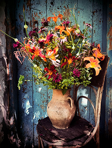 浪漫的花束，包括黄花菜、紫锥花、落新妇、防风草、大蒜和莫纳达
