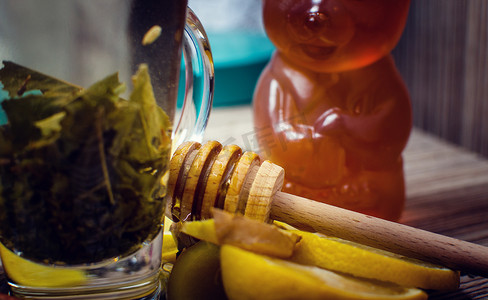 热冬茶加柠檬、蜂蜜和生姜。