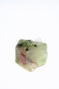 绿色水晶摄影照片_绿色石头上的绿色水晶蛙