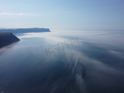 抽象空中自然夏季海洋日落大海和天空背景。