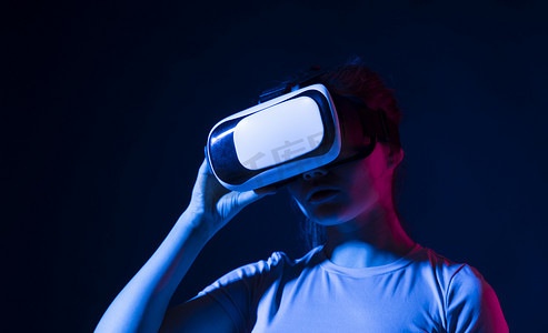 vr虚拟技术摄影照片_年轻女性开发人员、设计师或建筑师使用 VR 耳机设计新产品或使用 VR 技术的技术。