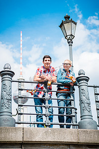 柏林游客在博物馆岛的桥上欣赏美景