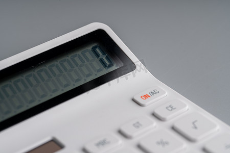 灰色背景的白色计算器，用于教育和商业骗局