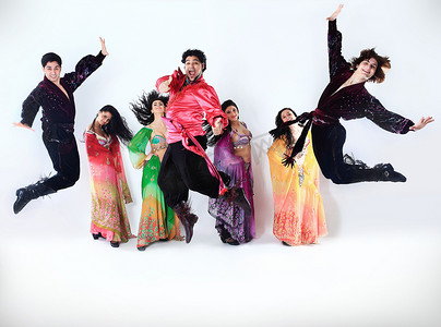 集体跳舞摄影照片_身着传统服饰的吉普赛人专业舞蹈团表演民间舞蹈