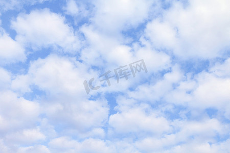 天空，天蓝色蓬松的云白色，柔软的天空云背景，cloudscape 天空清澈的云
