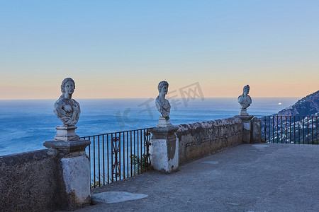 萨勒芬尼摄影照片_从意大利那不勒斯拉维罗的辛布罗内别墅花园欣赏著名的阿马尔菲海岸和萨勒诺湾的风景如画明信片