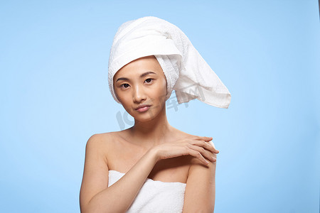 头戴毛巾的亚洲美女护肤蓝色背景