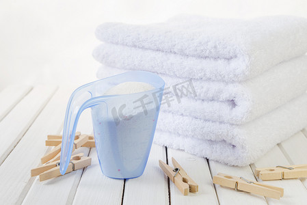 浴巾、量杯洗衣粉和木衣夹