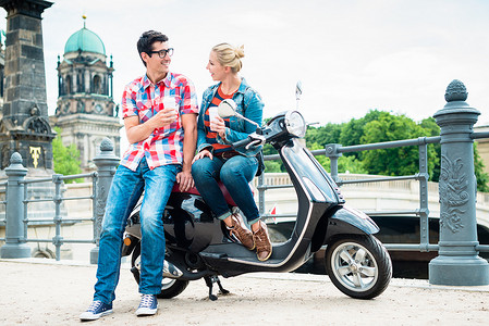 柏林骑摩托车的游客喝咖啡