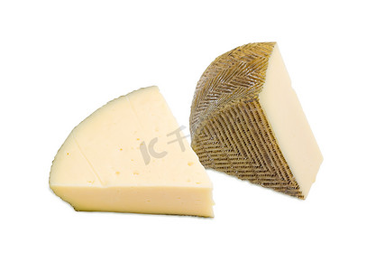西班牙奶酪摄影照片_浅色背景中的两块西班牙奶酪