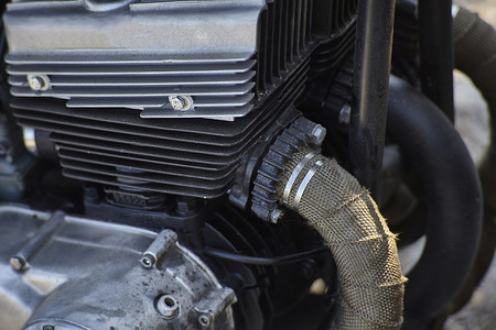 旧汽油发动机的排气歧管。
