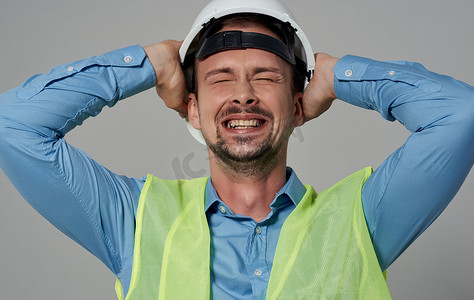 一名身穿黄色背心、头戴头盔的男子建筑工程师维修工作