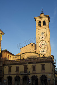 托伦蒂诺，钟表之塔