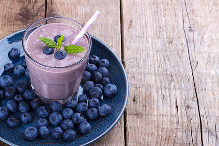 健康的蓝莓冰沙