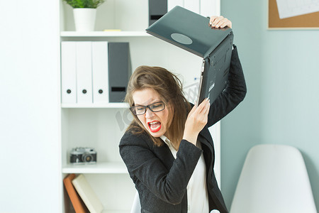 分手了摄影照片_压力、办公室和人的概念 — 压力大的愤怒的女商人打破了她的电脑