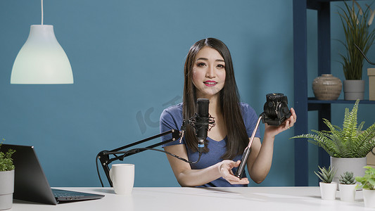 亚洲创作者的 POV 在视频博客相机上审查三脚架云台