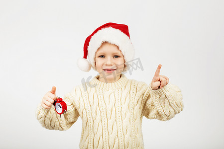 戴着圣诞帽的快乐快乐漂亮小男孩的肖像