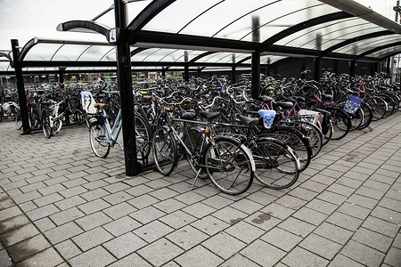 荷兰阿姆斯特丹 — 2018年9月6日：阿姆斯特丹日落 自行车停车场和传统的荷兰老建筑 荷兰单运河花卉市场