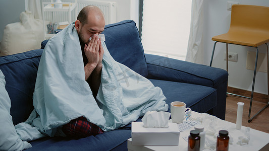 流感患者用纸巾吹流鼻涕