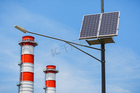 带太阳能电池板的公共城市灯由蓝天和云供电