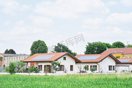 意大利、欧洲传统房屋屋顶的可再生能源系统。