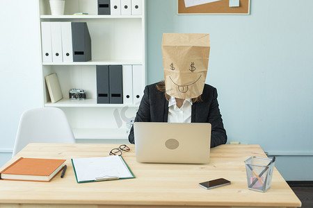 商业、情感和金钱概念 — 办公室疯女人在她头上放了一个包裹，上面画着滑稽的脸。