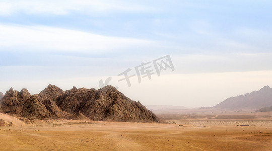 蓝色天空下的沙漠和高落基山脉景观