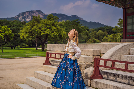 韩服图腾摄影照片_在景福宫穿着韩服的年轻白人女游客。